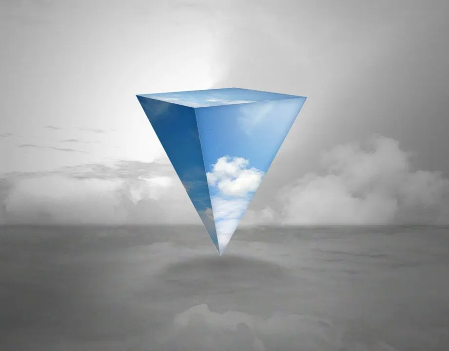 découvrez tout ce qu'il faut savoir sur le triangle isocèle, une figure géométrique fascinante avec deux côtés de même longueur. explorez ses propriétés, applications et exemples pour mieux comprendre cette forme essentielle en mathématiques.