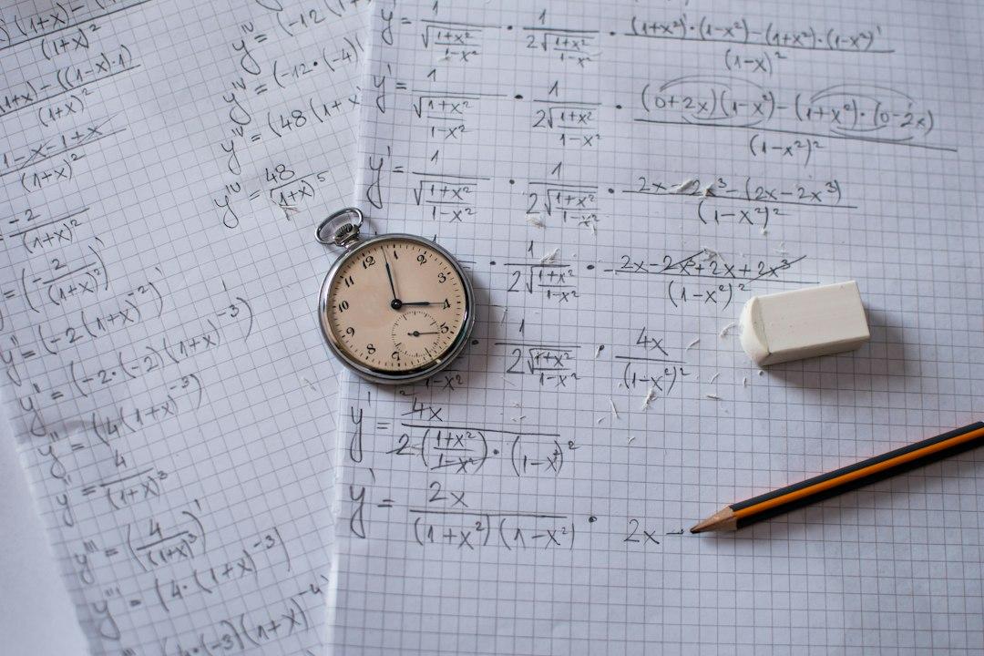 Feuilles de calculs de dérivées avec un chronomètre, une gomme et un crayon